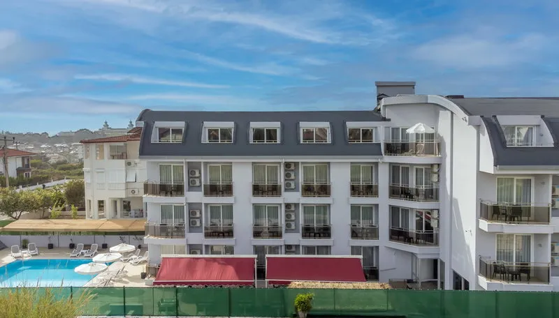 Zunanji pogled na A Hotel Side z bazenom in ležalniki