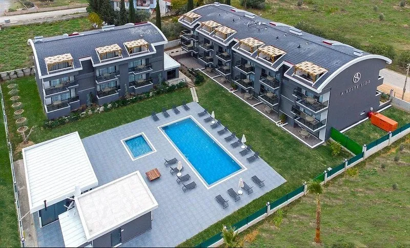 Zračni posnetek hotela A Suite Side z bazenom in modernimi zgradbami