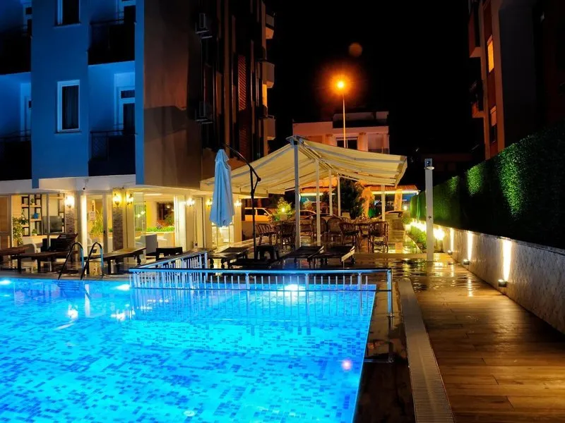 Nočni pogled na osvetljeno hotelsko teraso