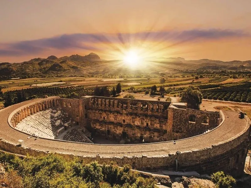 Antični amfiteater Aspendos ob sončnem zahodu