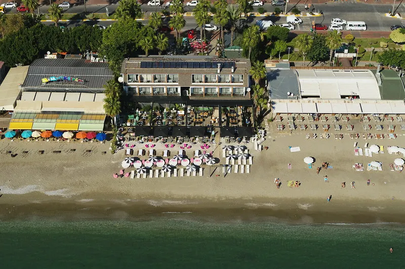 Zračni posnetek hotela Anjeliq House neposredno ob peščeni plaži v Alanyi