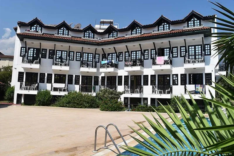 Zunanjost hotela Ares Dream v Kemru z balkoni