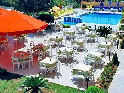 Zunanja terasa restavracije ob bazenu