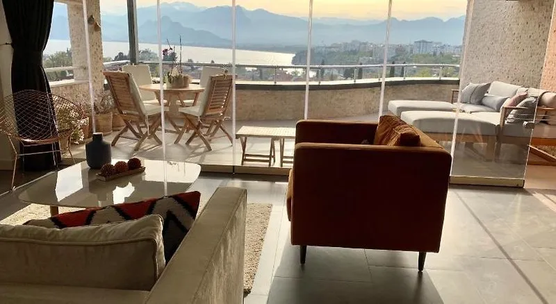 Čudovit razgled z balkona apartmaja Arkk Homes na morje in gore