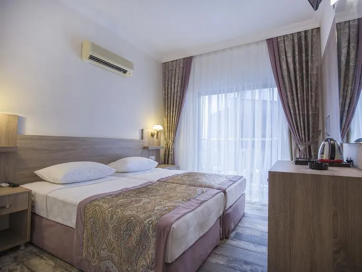 Sodobno opremljena dvoposteljna soba z udobnimi ležišči in klimatsko napravo