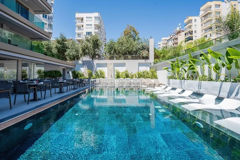 Moderen zunanji bazen hotela Awen Lara z udobnimi ležalniki