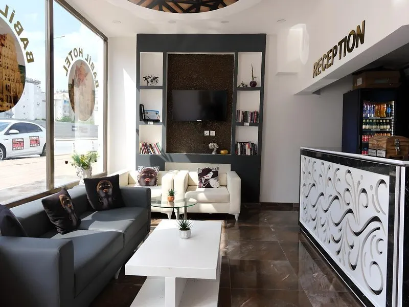 Sodobno urejena recepcija in prostor za sprejem gostov