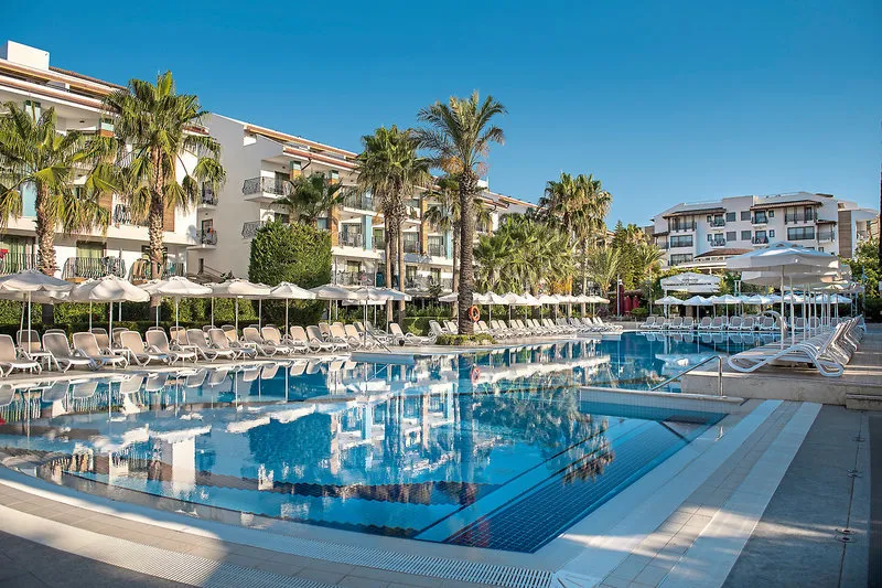 Glavni vhod v prenovljen hotel Belek Beach Resort ob sončnem zahodu