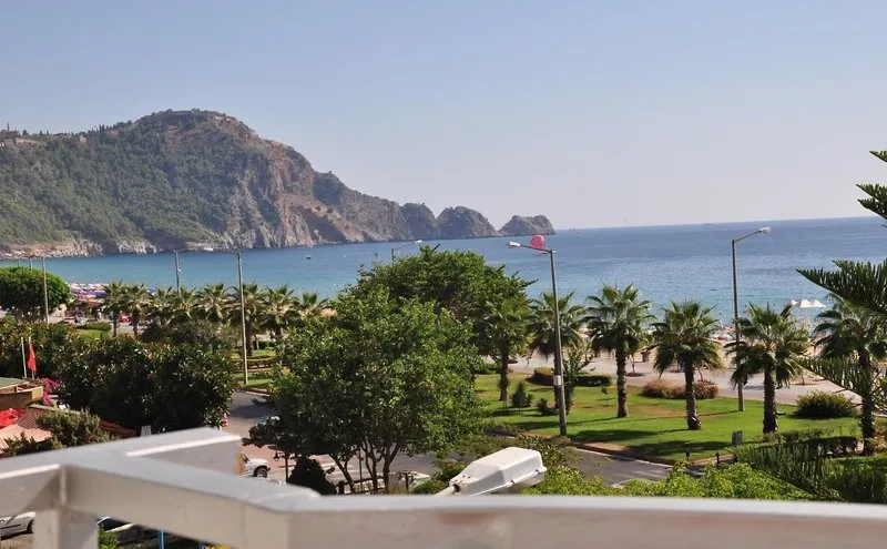 Čudovit razgled na plažo Kleopatra in morje z balkona