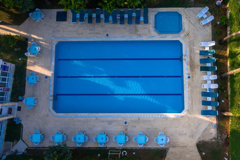 Zračni posnetek bazena z ležalniki