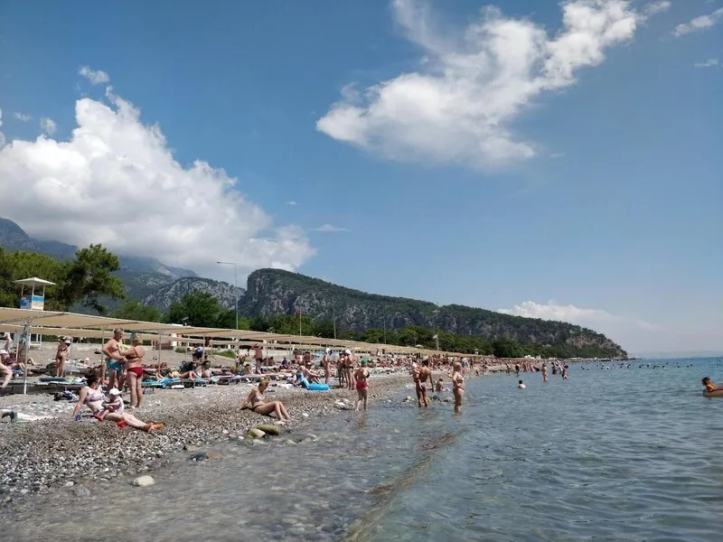 Prodnata plaža v Beldibiju s pogledom na gore