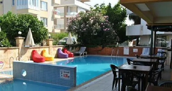 Zunanji bazen hotela Benna z barvitimi vrečami za sedenje