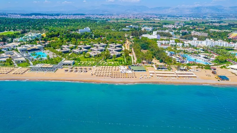 Zračni posnetek hotelskega kompleksa in bližnje peščene plaže