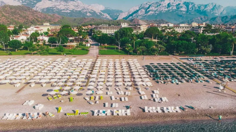 Pogled na plažo in gore v ozadju hotela Beso Beach