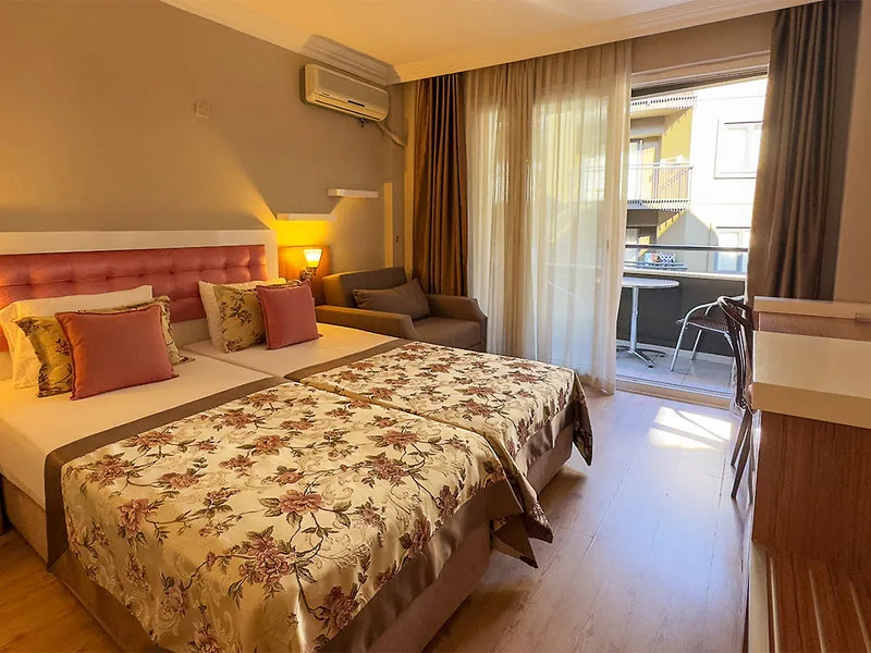 Sodobna dvoposteljna soba z balkonom