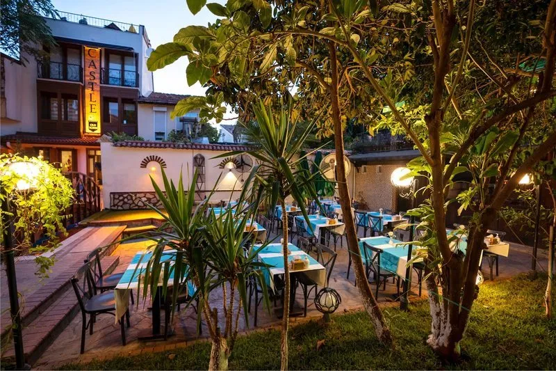 Zunanja terasa restavracije v senci dreves