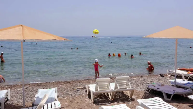 Prodnata plaža z ležalniki in senčniki v Beldibiju