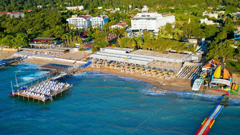 Panoramski pogled na hotel Catamaran Quality Times in pomol ob sončnem zahodu