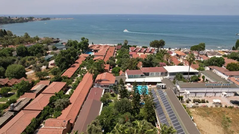 Peščena plaža pred hotelom z ležalniki