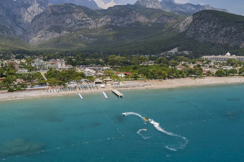 Panoramski pogled na plažo in turkizno morje v Beldibiju