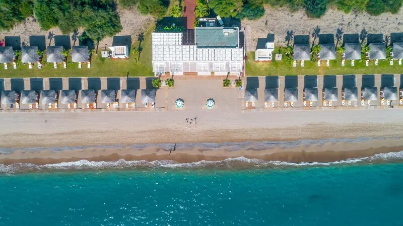 Pogled iz zraka na plažo in turkizno morje v Beleku