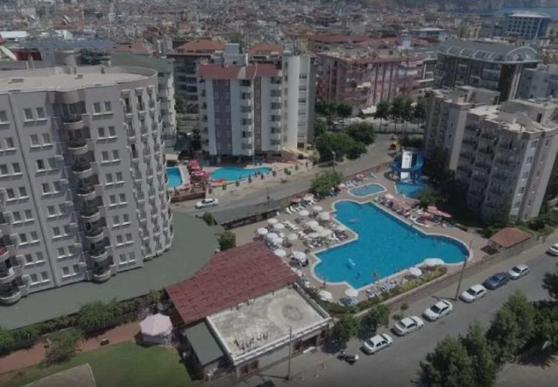 Pogled iz zraka na bazenski kompleks in tobogan