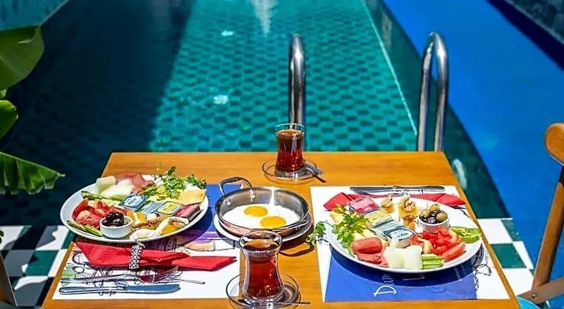 Bogat turški zajtrk postrežen ob robu bazena