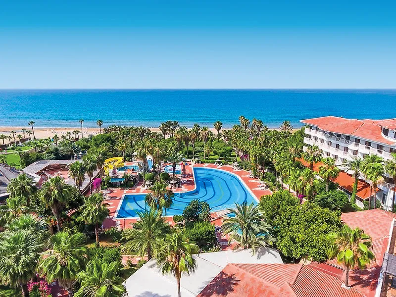 Pogled na bazen in bujne vrtove hotela Defne Garden