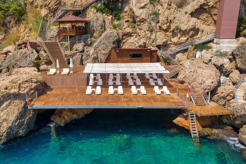 Platforma za sončenje na pečini ob morju