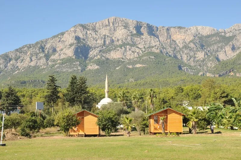 Leseni bungalovi Elamir Beach pod mogočnim gorovjem Taurus