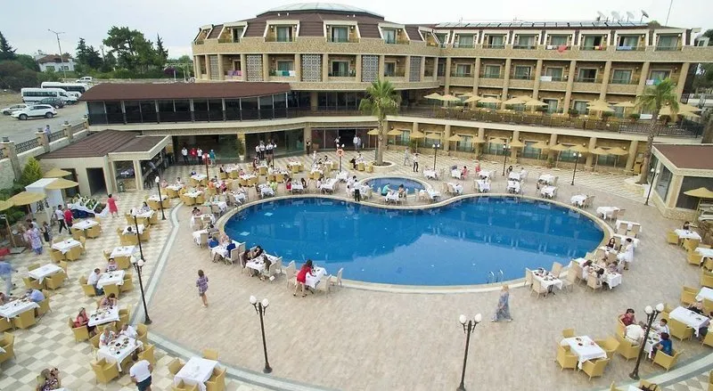 Zunanji bazen in restavracija hotela Elamir Resort