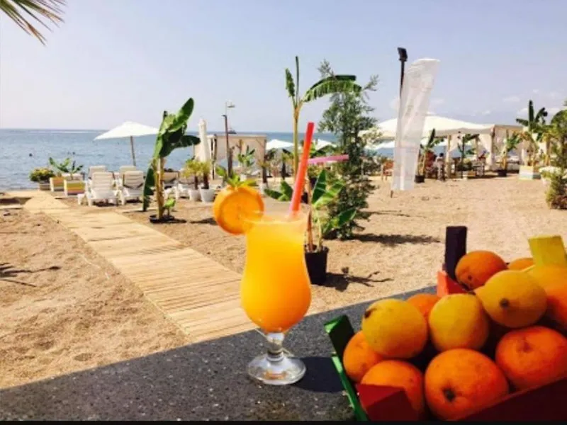 Osvežilen koktajl na peščeni plaži hotela Esperanza