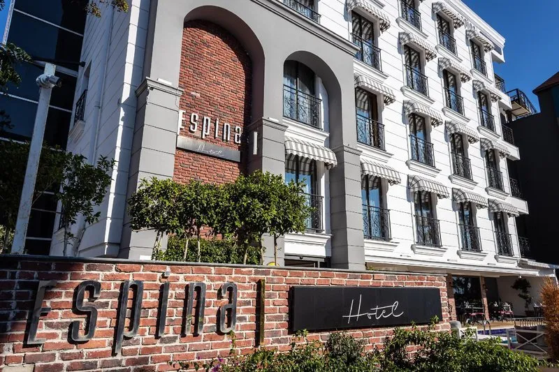 Moderna zunanjost hotela Espina v Antalyi