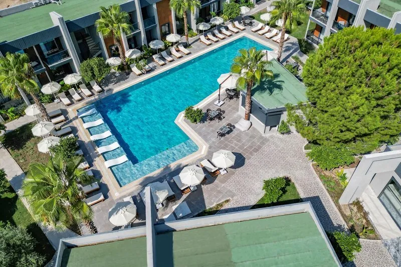 Pogled iz zraka na bazen in hotelske objekte Forest In