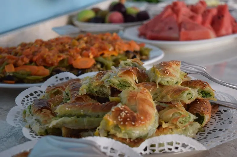 Izbira turškega peciva in prigrizkov pri zajtrku