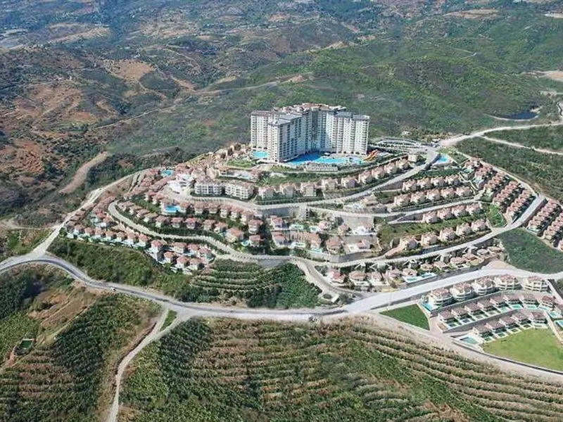 Panoramski pogled na Gold City Hotel na hribu