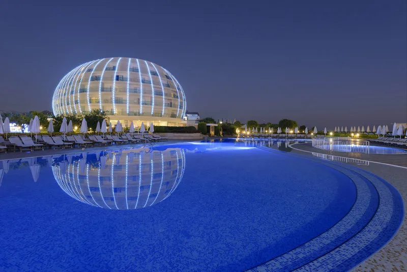 Nočni pogled na osvetljeno glavno stavbo hotela Gold Island v obliki krogle