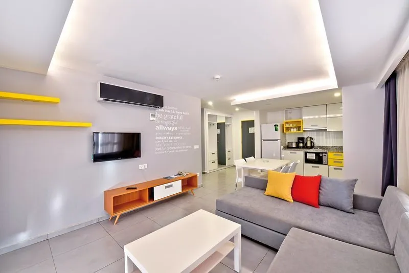 Dnevni prostor suite s kuhinjo, jedilno mizo in sedežno garnituro