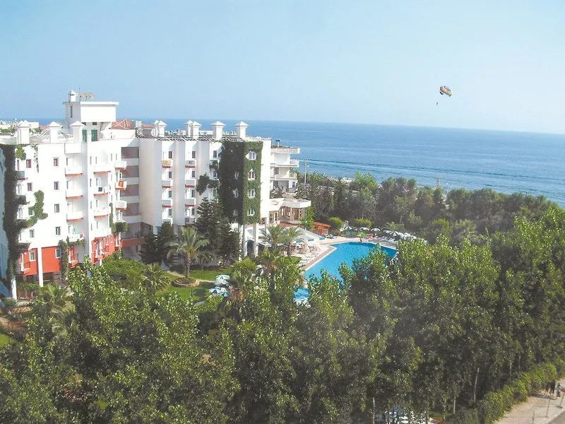 Zračni posnetek hotela Green Peace z bazenom in bližino morja