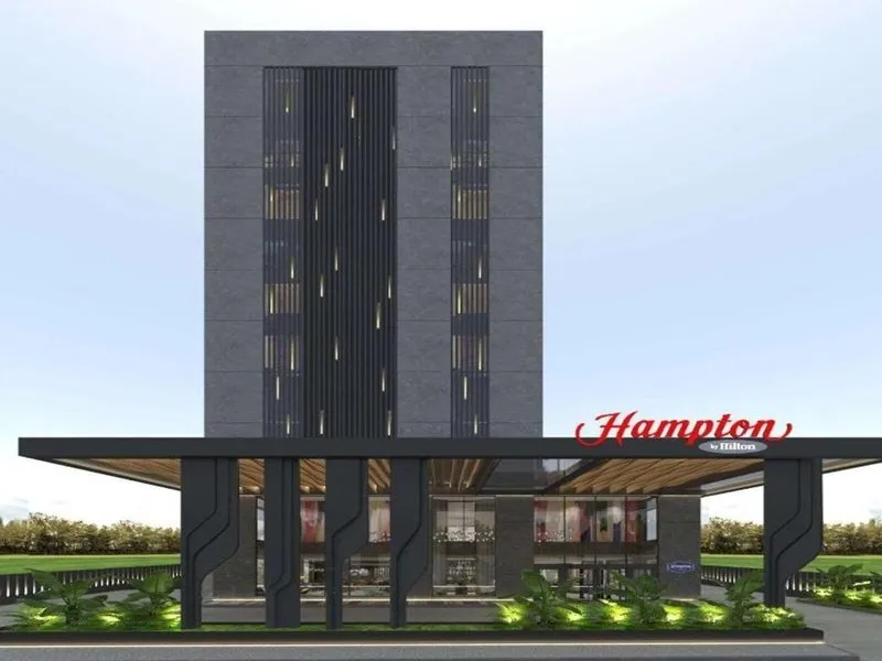 Moderna zunanjost hotela Hampton by Hilton Antalya Airport ob mraku