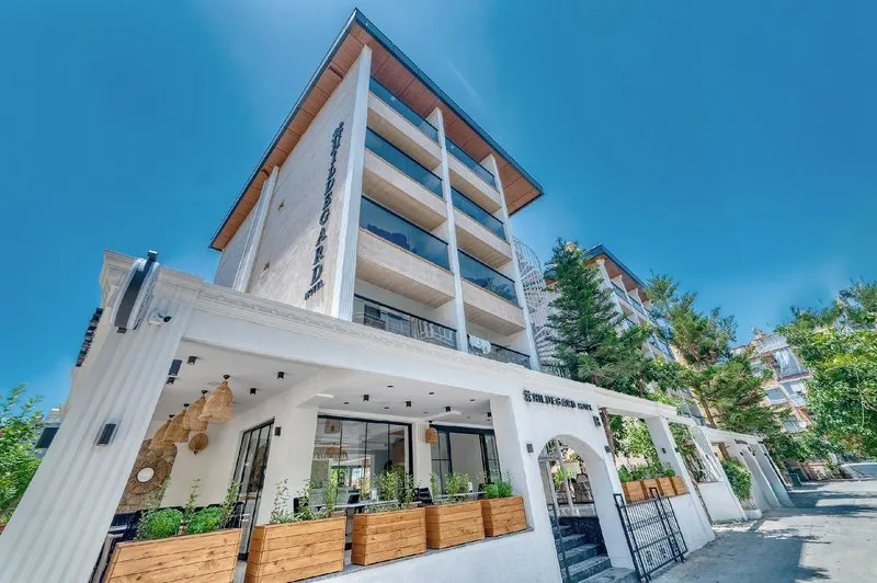 Moderna bela fasada hotela Hildegard z balkoni