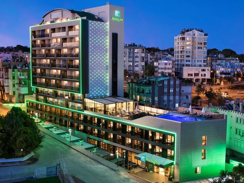 Moderna osvetlitev hotela Holiday Inn Antalya Lara ponoči