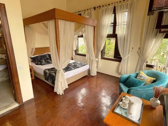 Luksuzna soba z baldahinom v hotelu Mille Kaleici