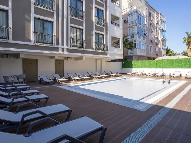 Zunanji bazen z ležalniki za sprostitev