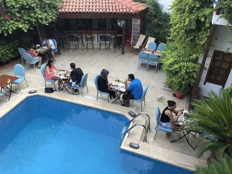 Zunanji bazen in restavracija na prostem obdana z zelenjem