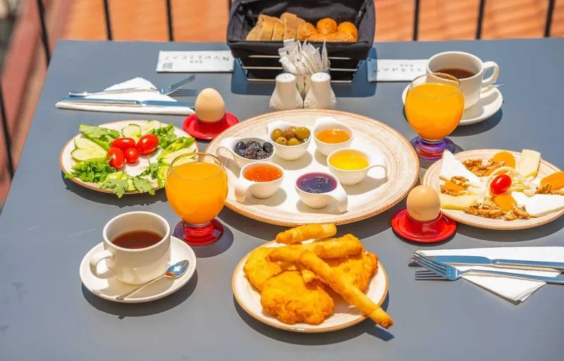 Bogat turški zajtrk z olivami, siri, sadjem in pecivom