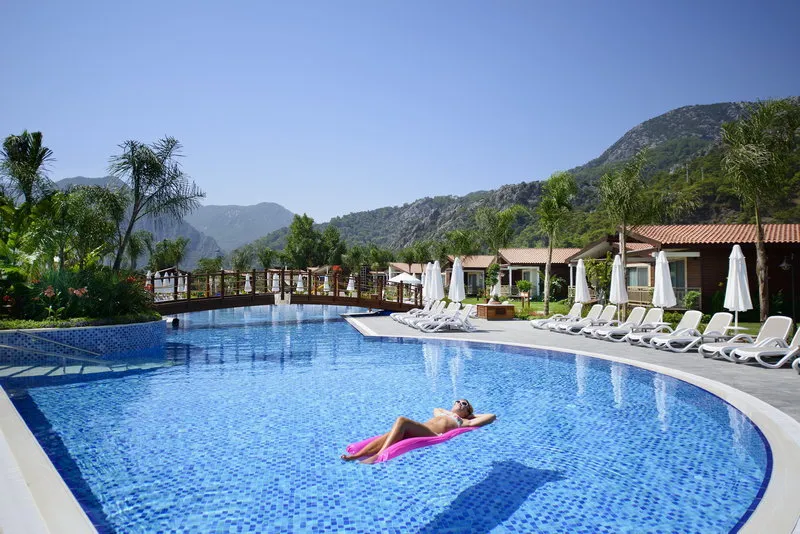 Glavni bazen hotela Kimera z mostičkom in razgledom na gore