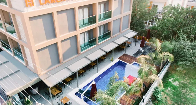 Pogled iz zraka na bazen in zunanjo teraso hotela Laren Seaside