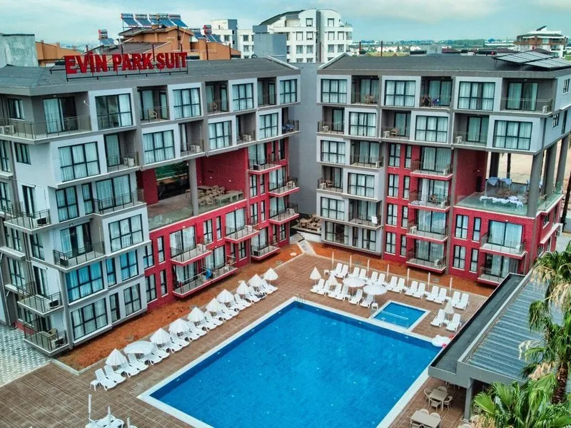 Zračni posnetek hotelskega kompleksa Laristone Suite z bazenom