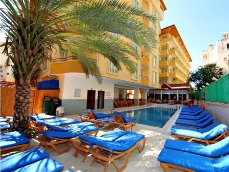 Zgradba hotela Larsen's Suit s palmami in bazenom